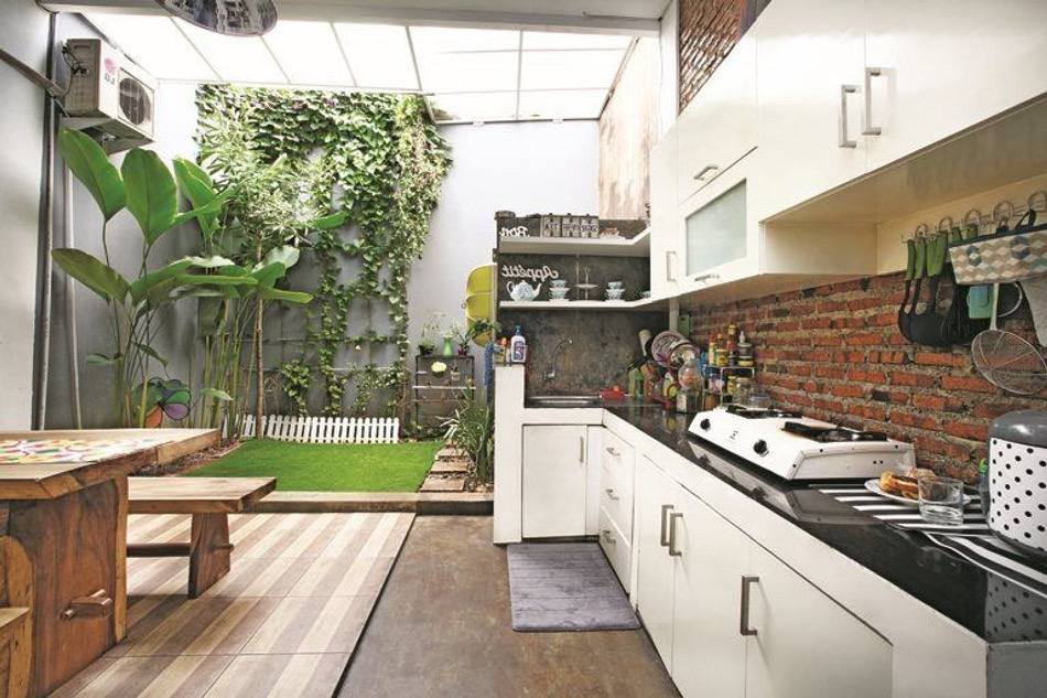 Dapur Terbuka Minimalis di Belakang Rumah