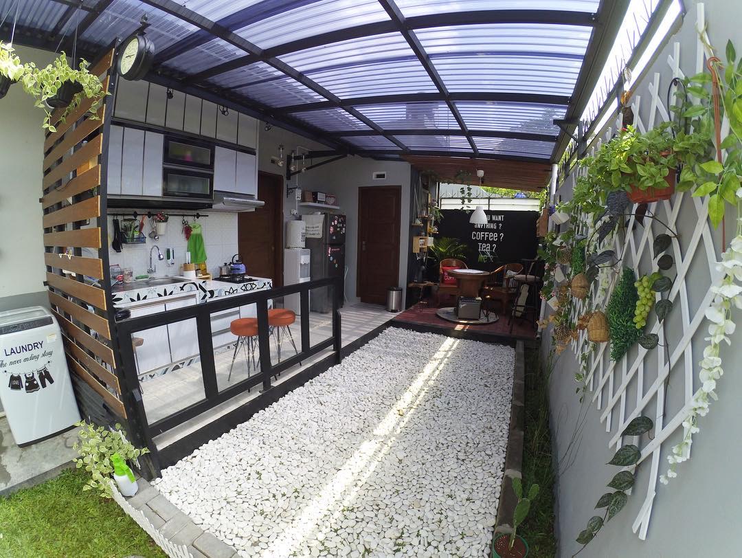Dapur terbuka minimalis di bagian samping rumah