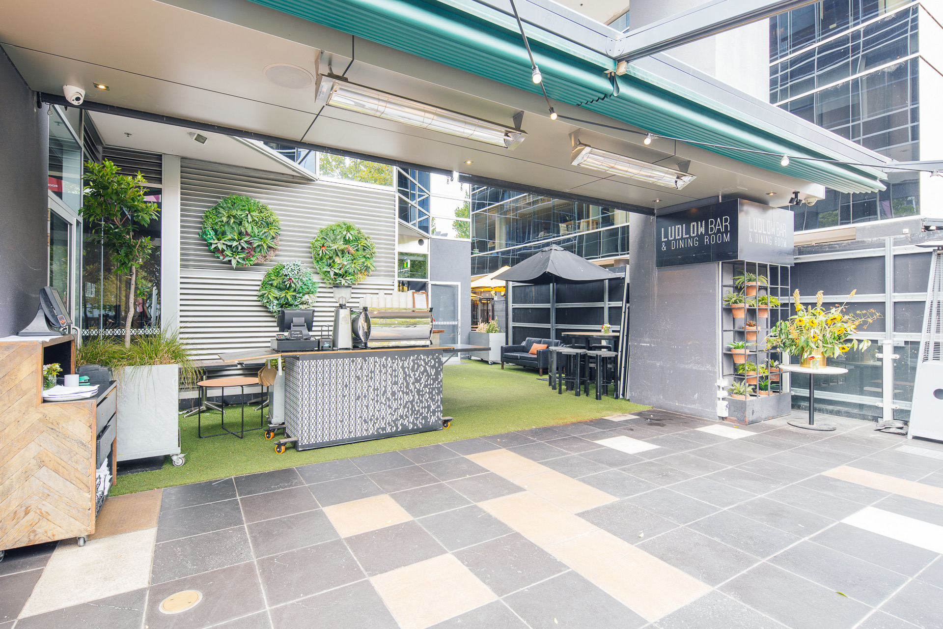 Desain Dapur Terbuka Dengan Taman