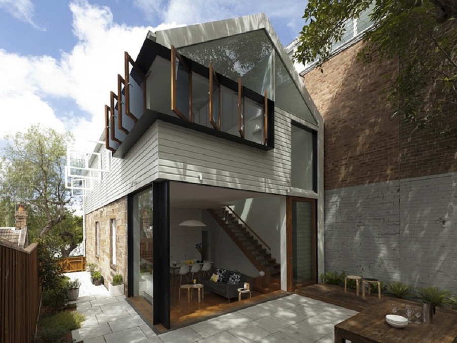 Rumah 2 Lantai dengan Banyak Jendela