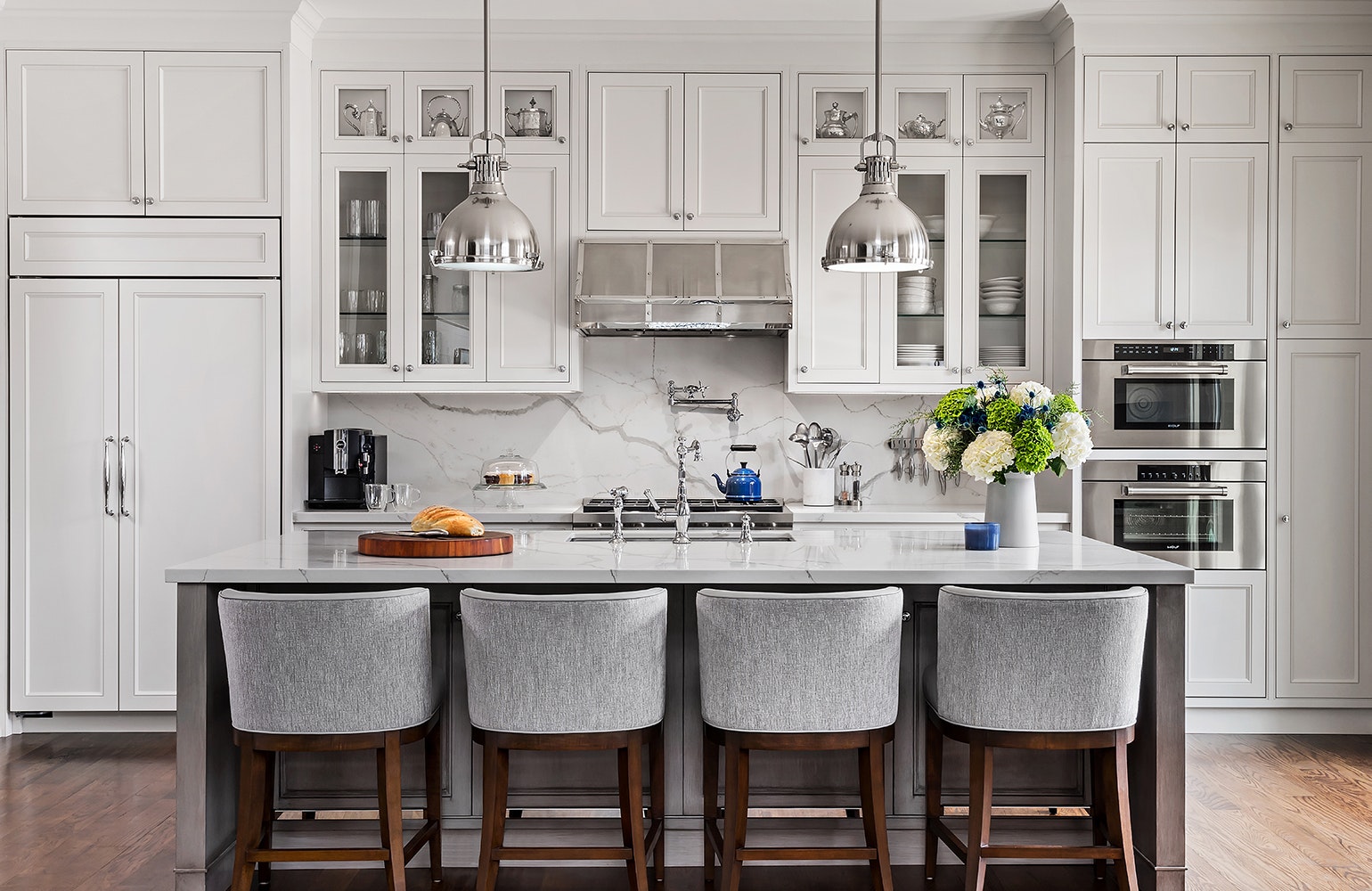 Lemari dapur kaca ramping