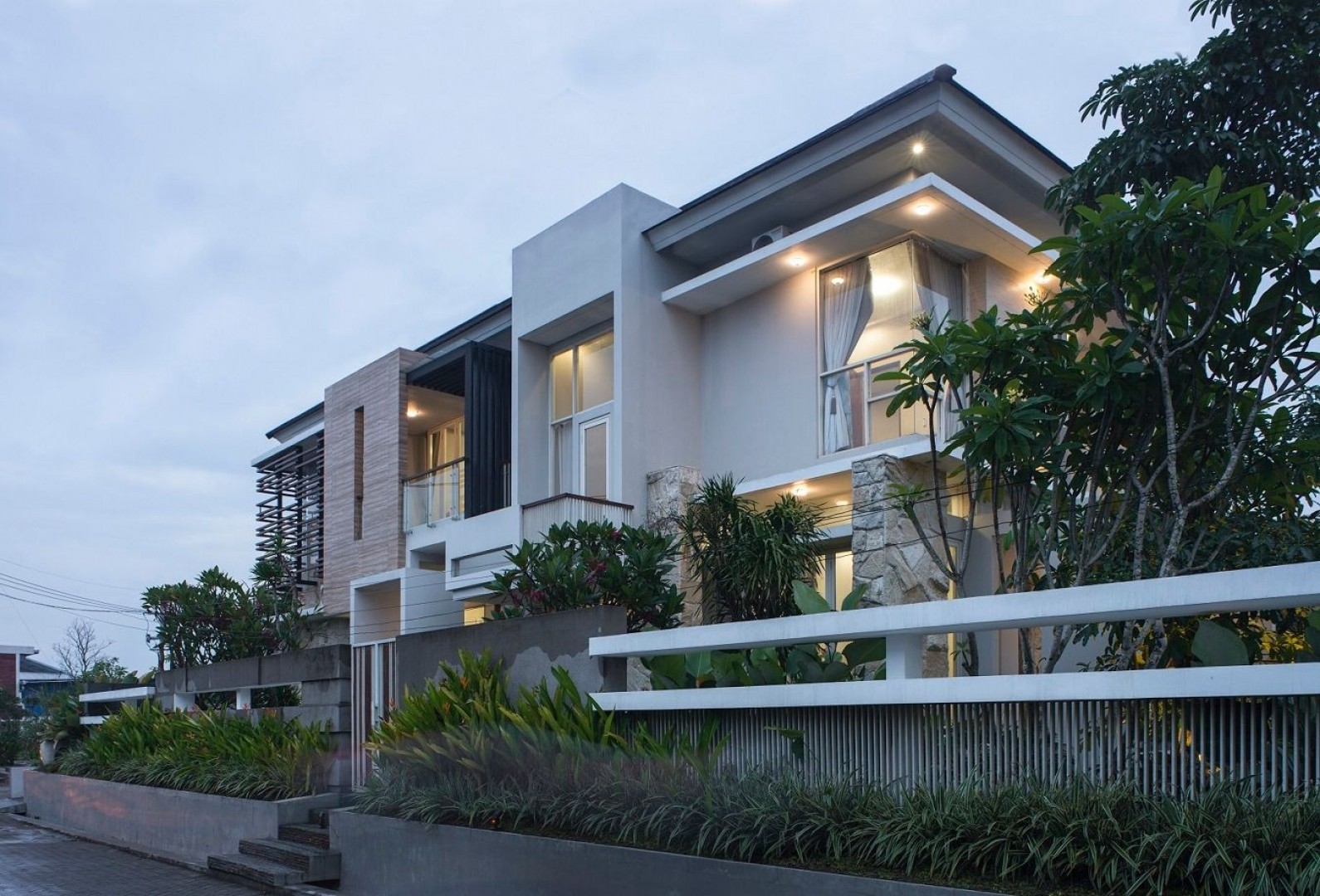 Rumah 2 Lantai Mewah Minimalis