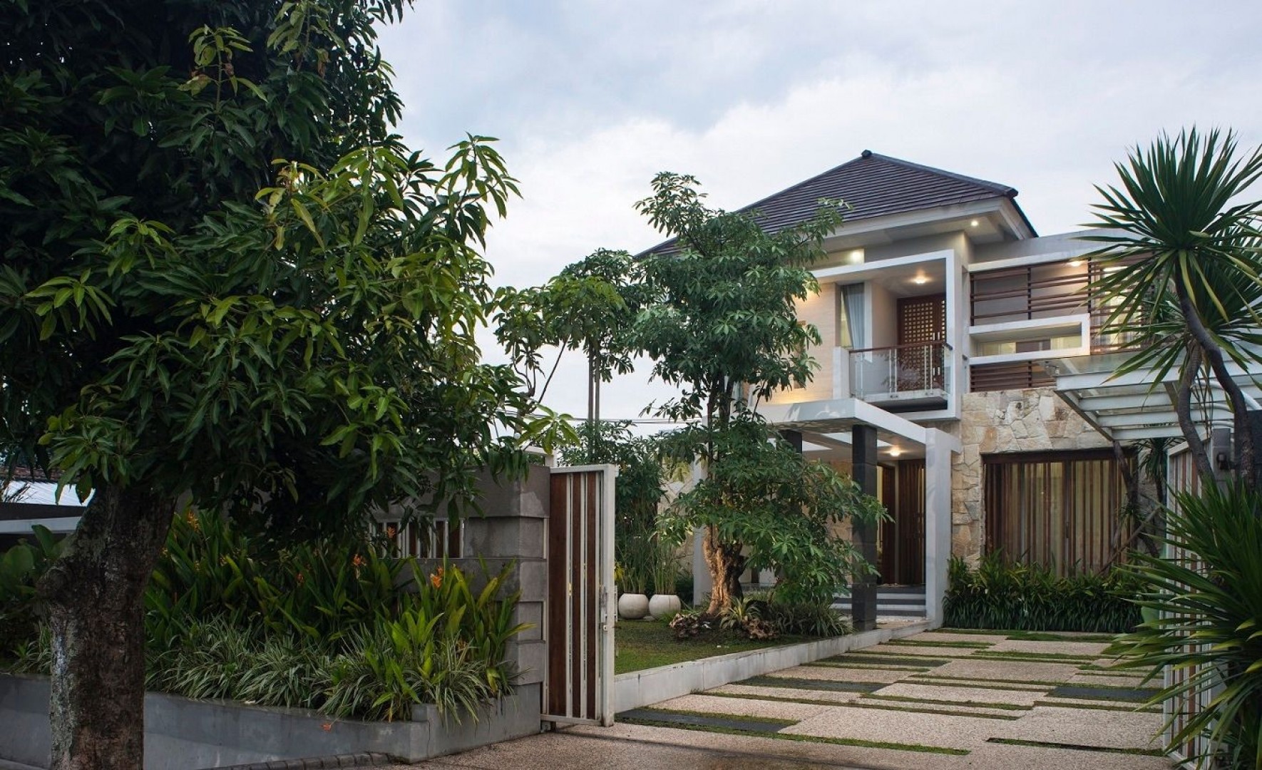 Rumah Mewah Konsep Minimalis Bebatuan