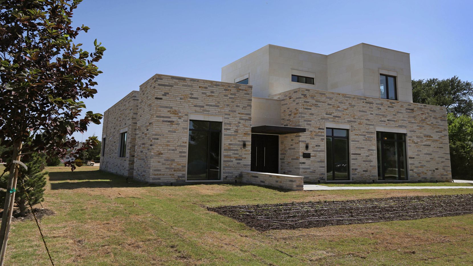 Rumah Mewah Unsur Bebatuan Klasik