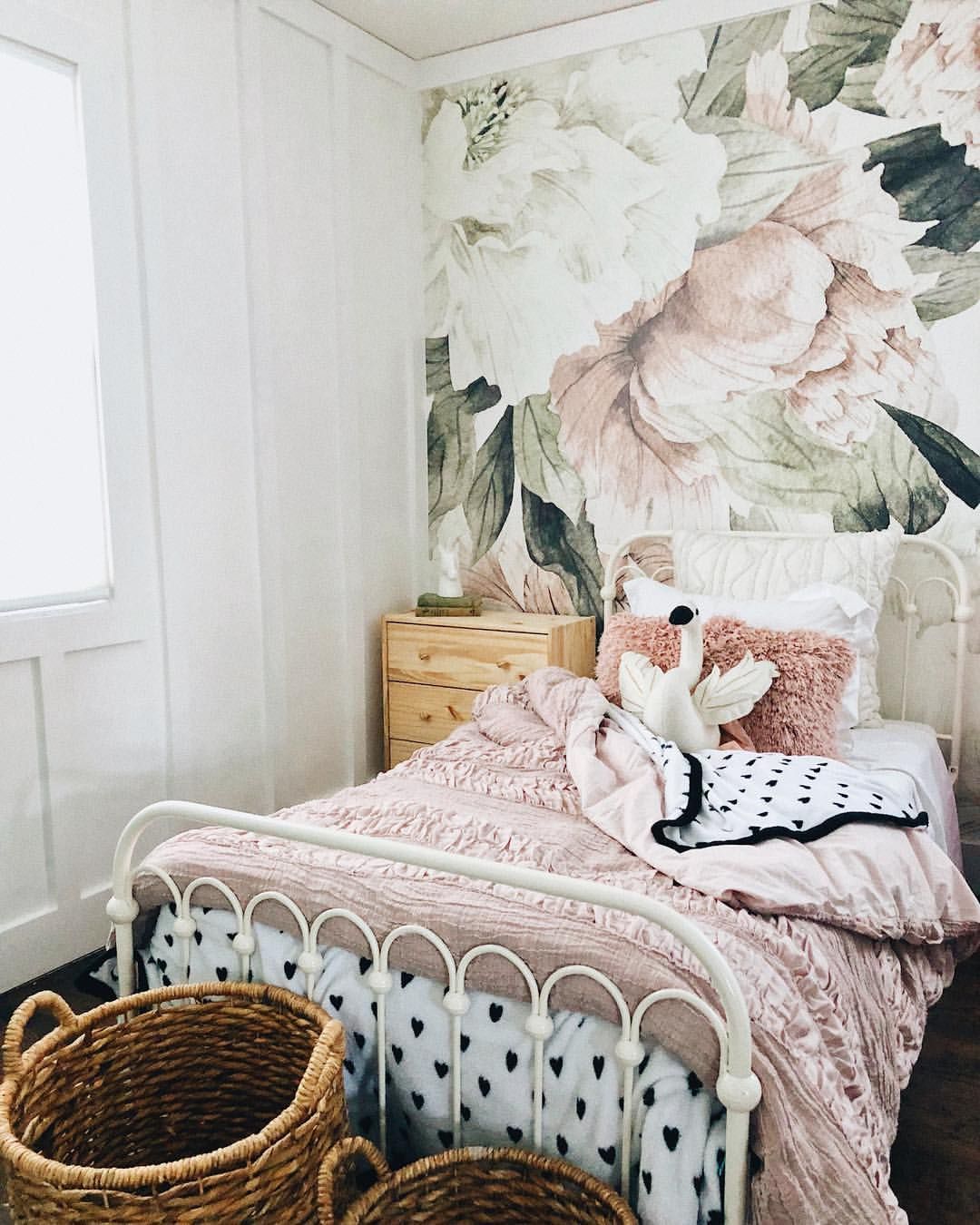 Wallpaper Dinding Kamar Motif Berukuran Besar