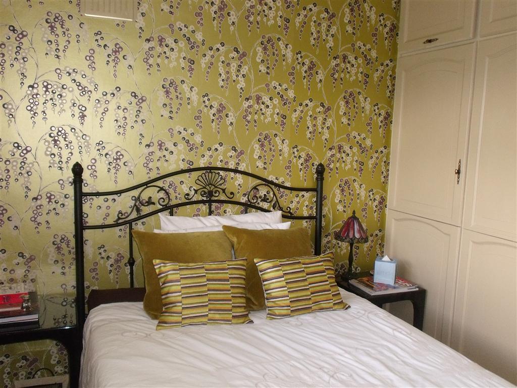 Wallpaper Dinding Kamar Tidur Warna Hijau
