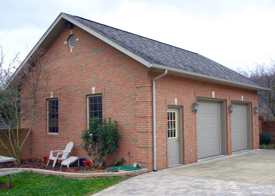 Desain Garasi Mobil Terpisah Dari Rumah