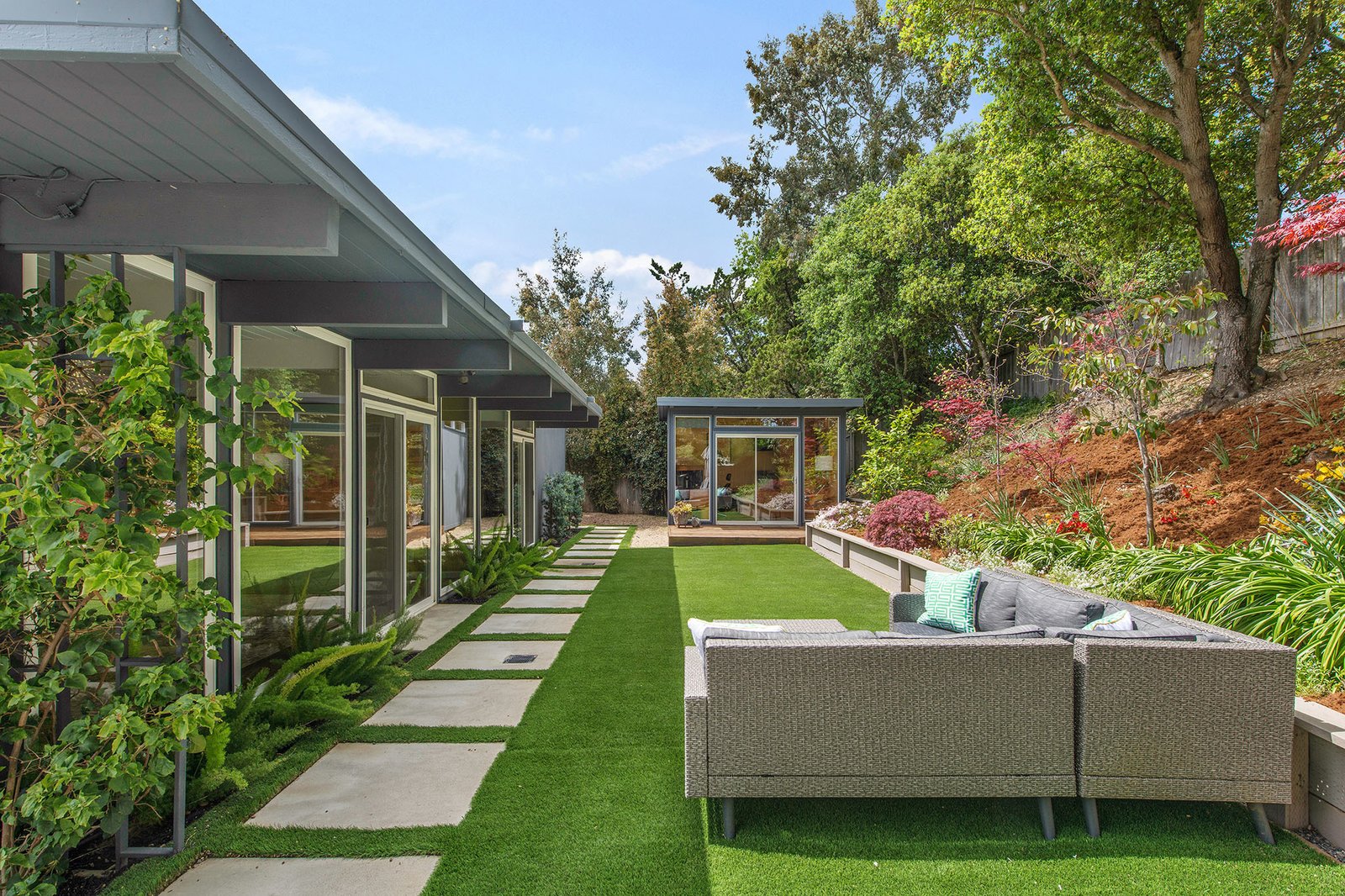 Halaman Modern Minimalis dengan Rumput Berpetak