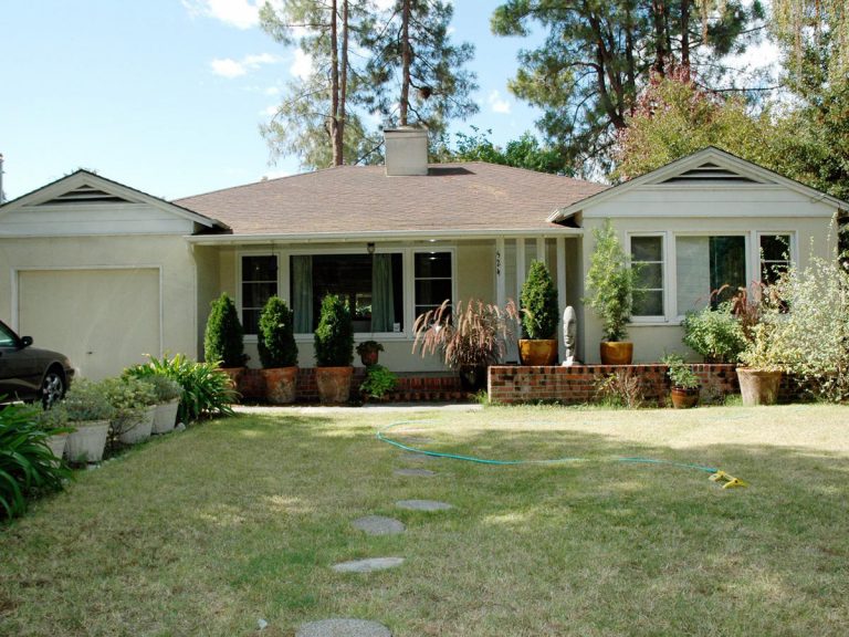 Halaman rumah ini cukup luas dan lengang. Karena sebagian besar ...