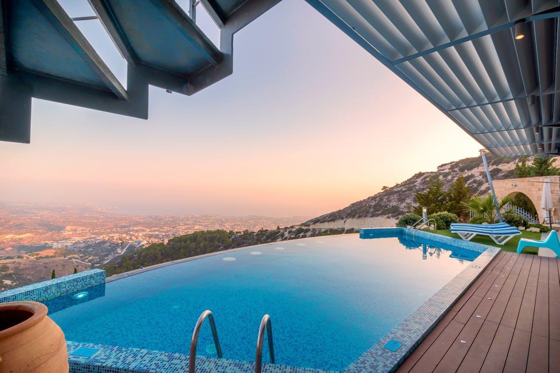Kolam Renang Infinity Pool Berkonsep Modern Tropis