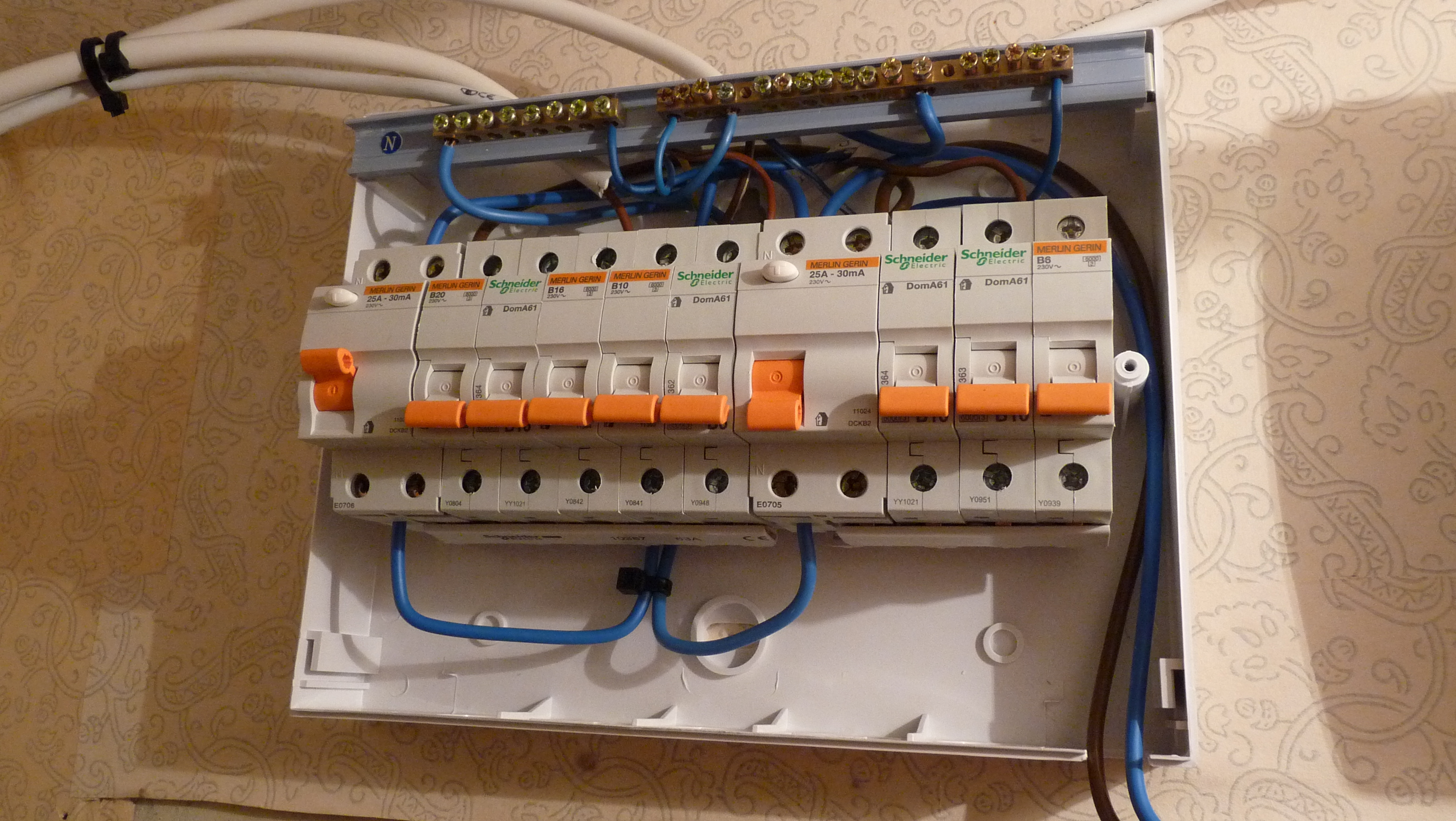 Memperbarui Panel Listrik