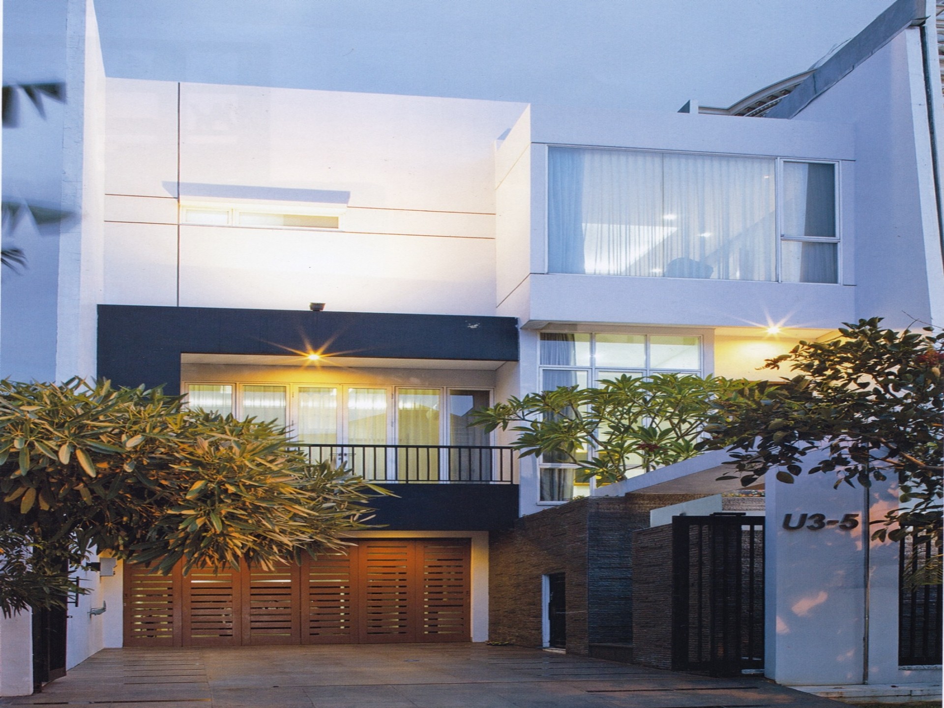 Rumah Mewah Berpintu Bambu