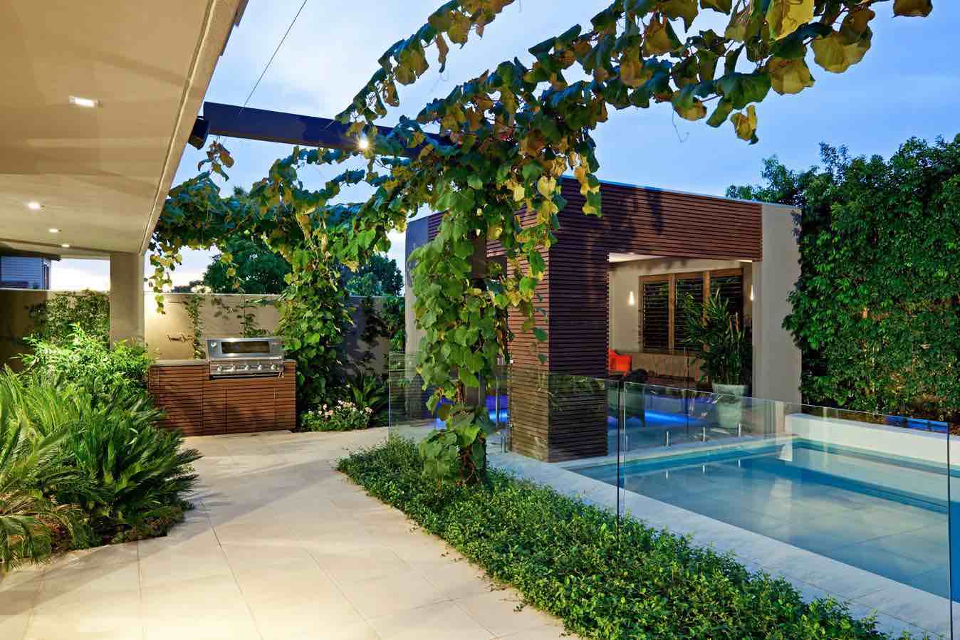 Taman Belakang Rumah dengan Kolam