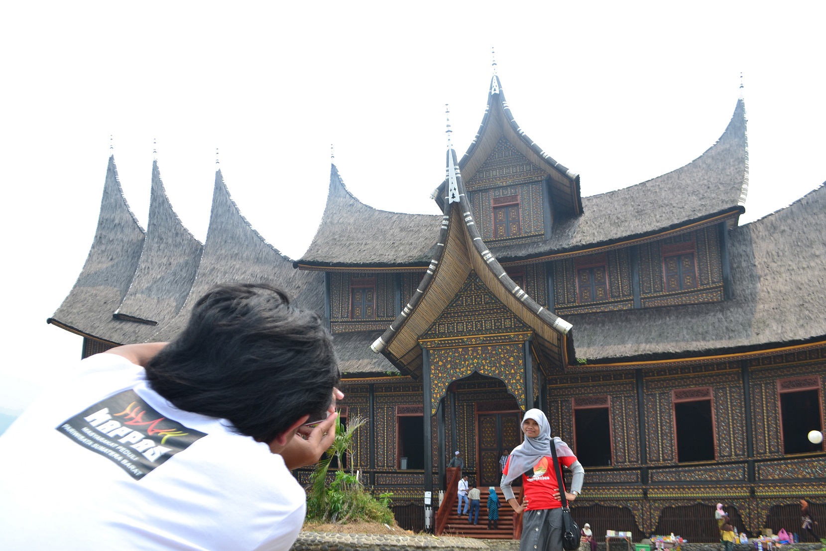 Ada tour guide yang siap memandu kamu