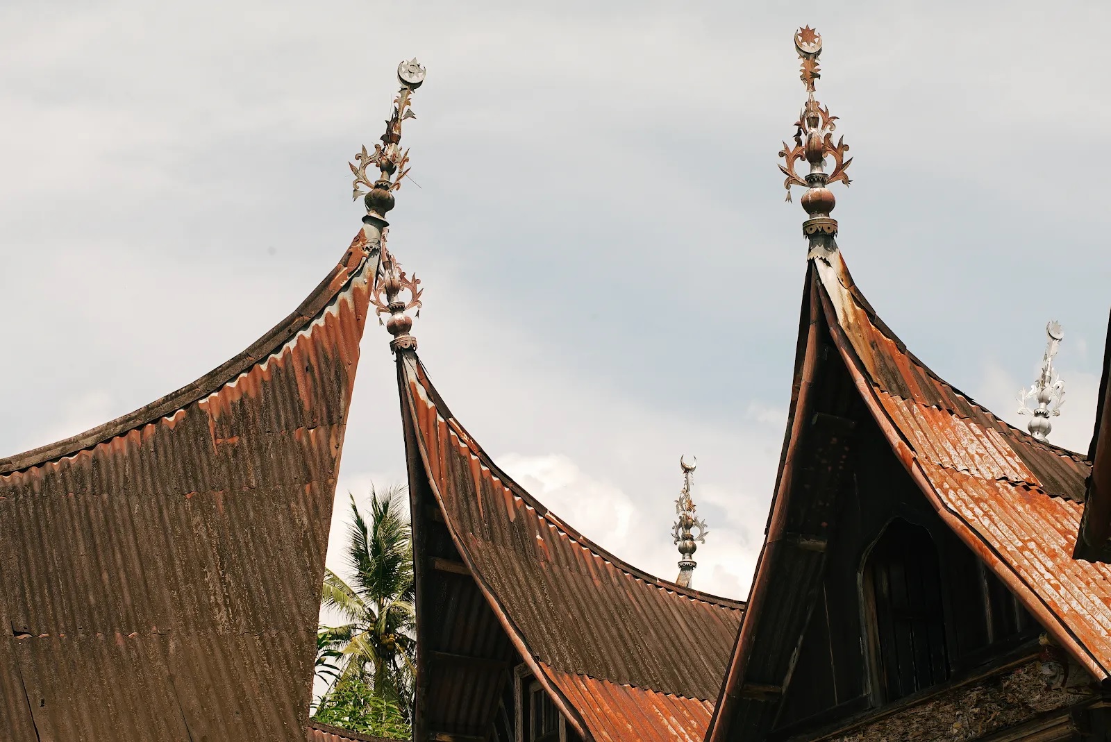 Bentuk atap rumah yang khas