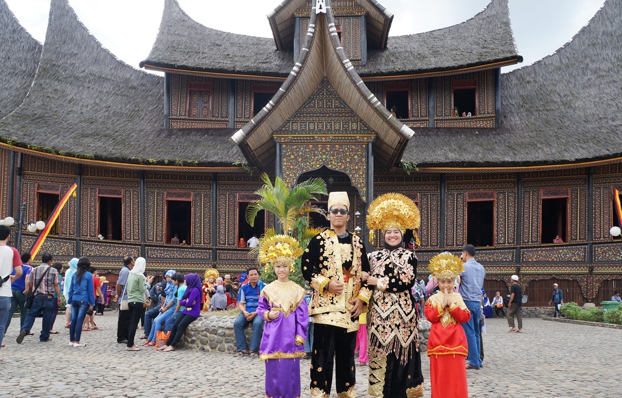 Bisa sewa pakaian adat Minangkabau