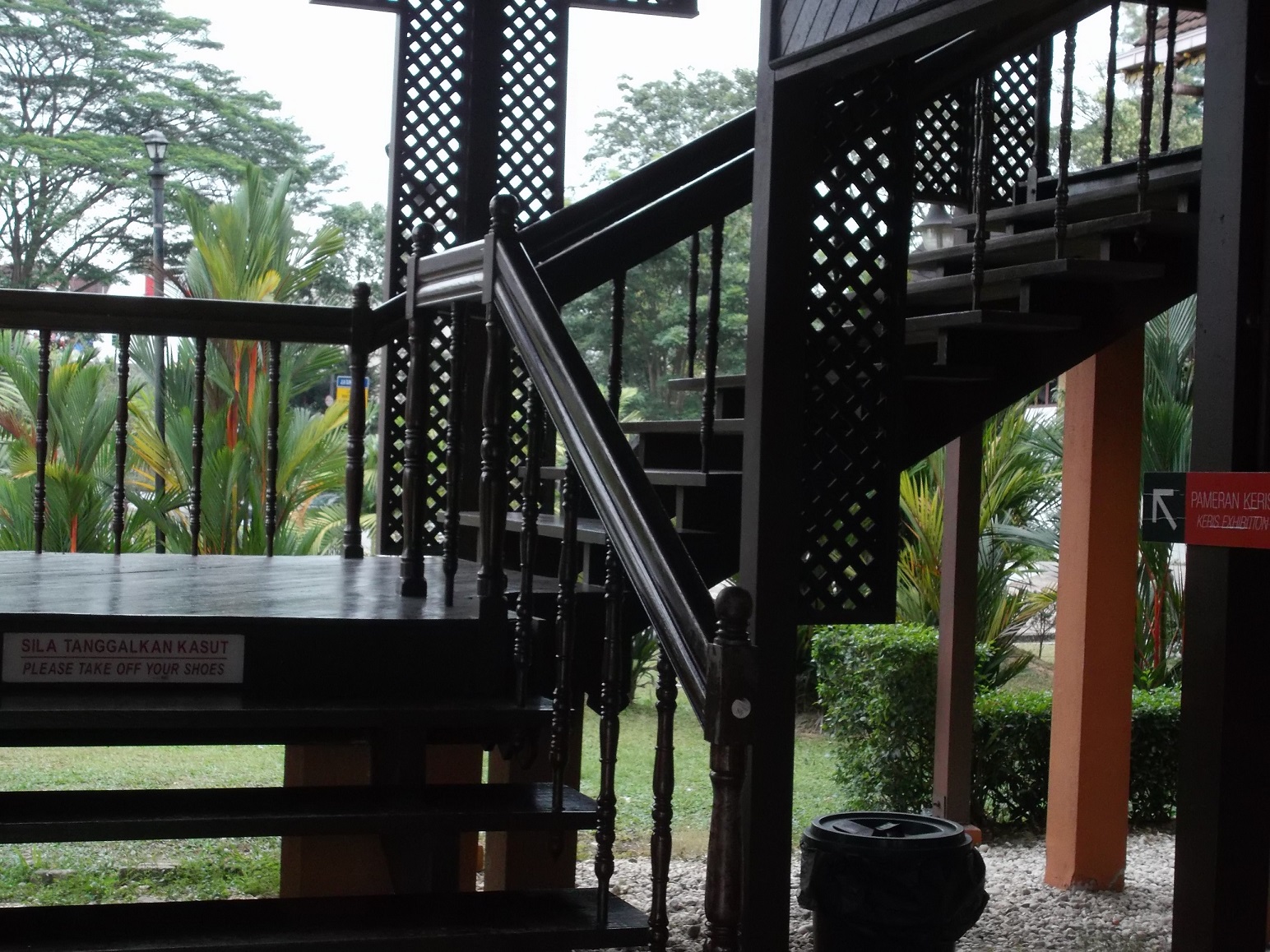 Tangga di depan pintu masuk