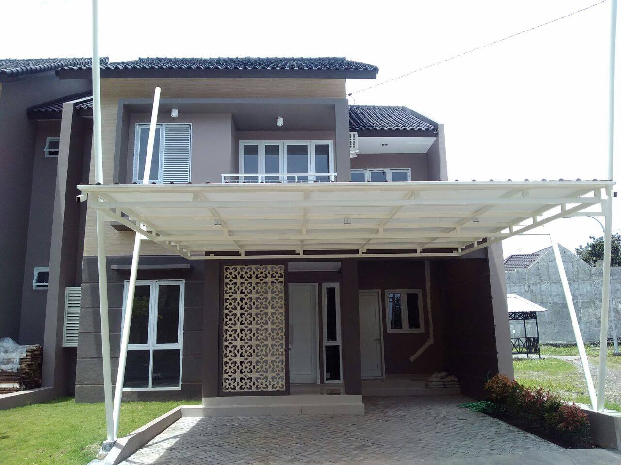 Kanopi Galvanum dengan Pilar Berdesain seperti Huruf V dan Atap Berbahan Alderon