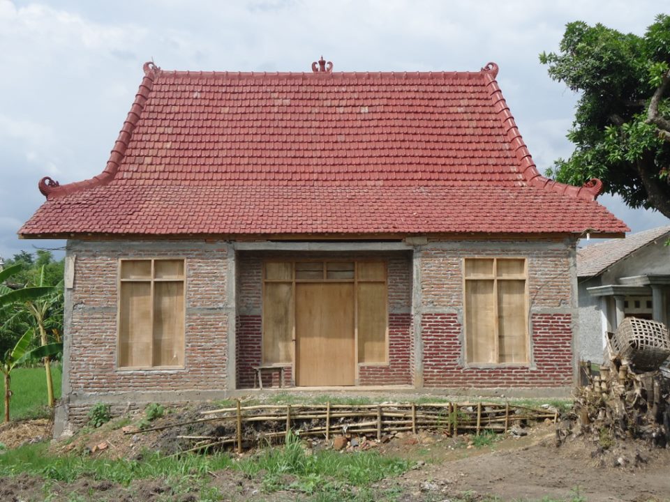 Rumah dengan atap Limasan yang mentah