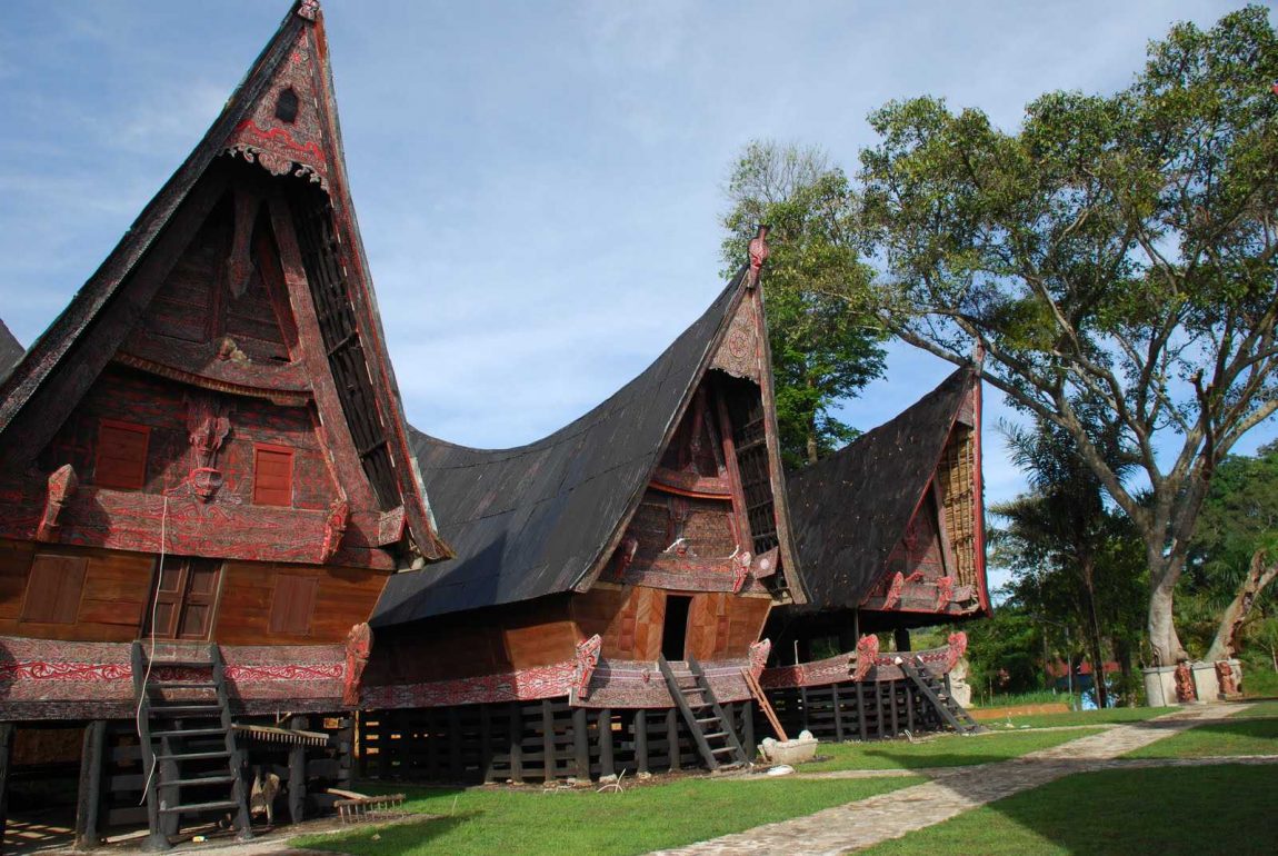 Rumah Adat Sumatera Utara Bolon