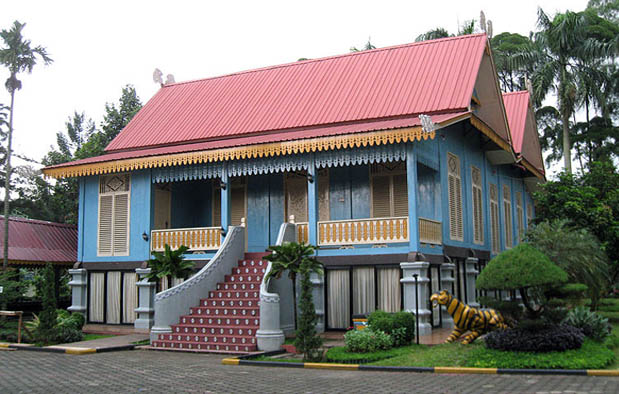 Rumah Khas Kepulauan Riau Belah Bubung
